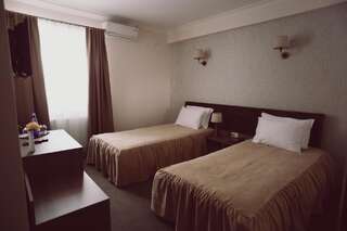 Отель C&C Residence Hotel Бакэу Стандартный двухместный номер с 2 отдельными кроватями-2
