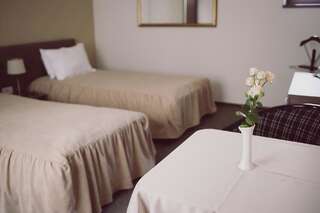 Отель C&C Residence Hotel Бакэу Стандартный двухместный номер с 2 отдельными кроватями-8